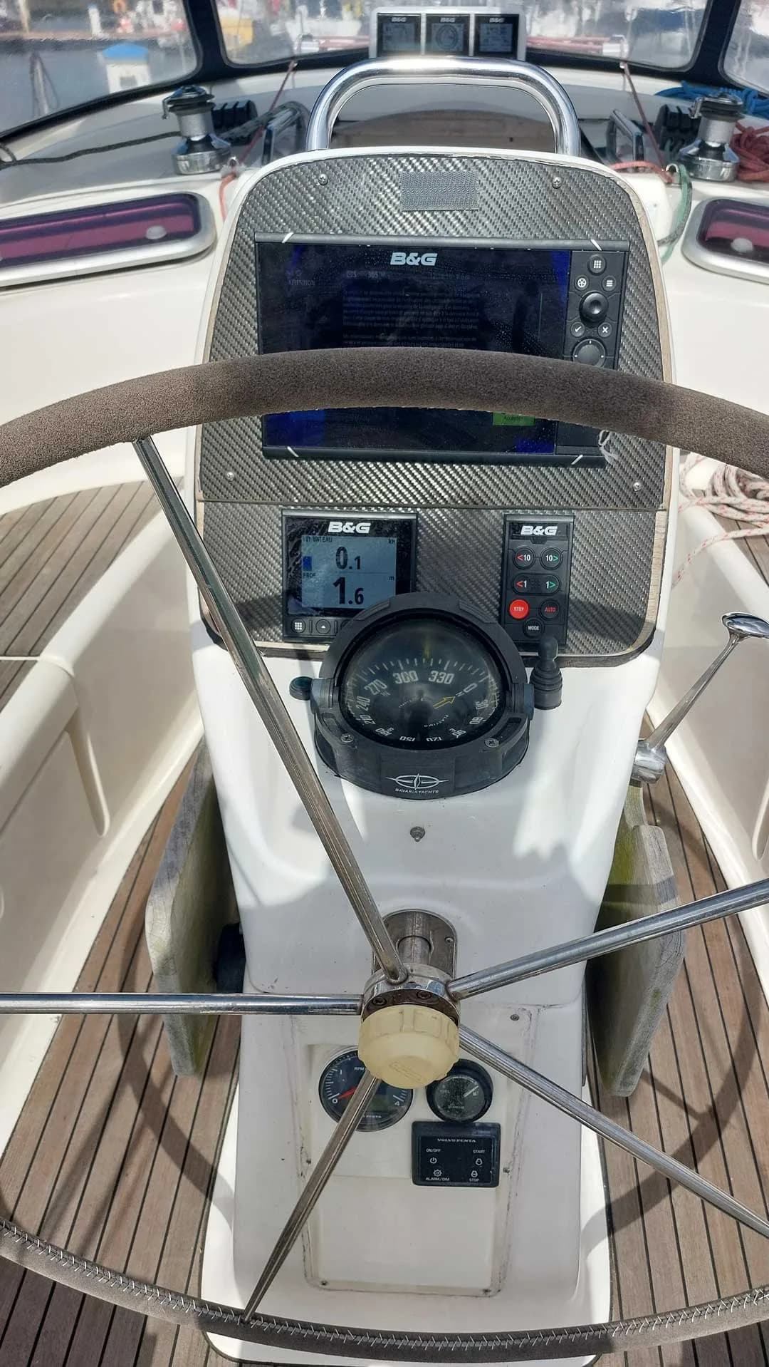 Poste de barre et instruments de navigation du Bavaria 37 Cruiser