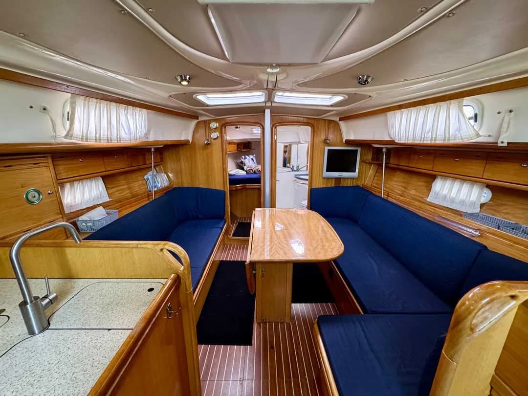 Intérieur lumineux et boiseries du Bavaria 37 Cruiser