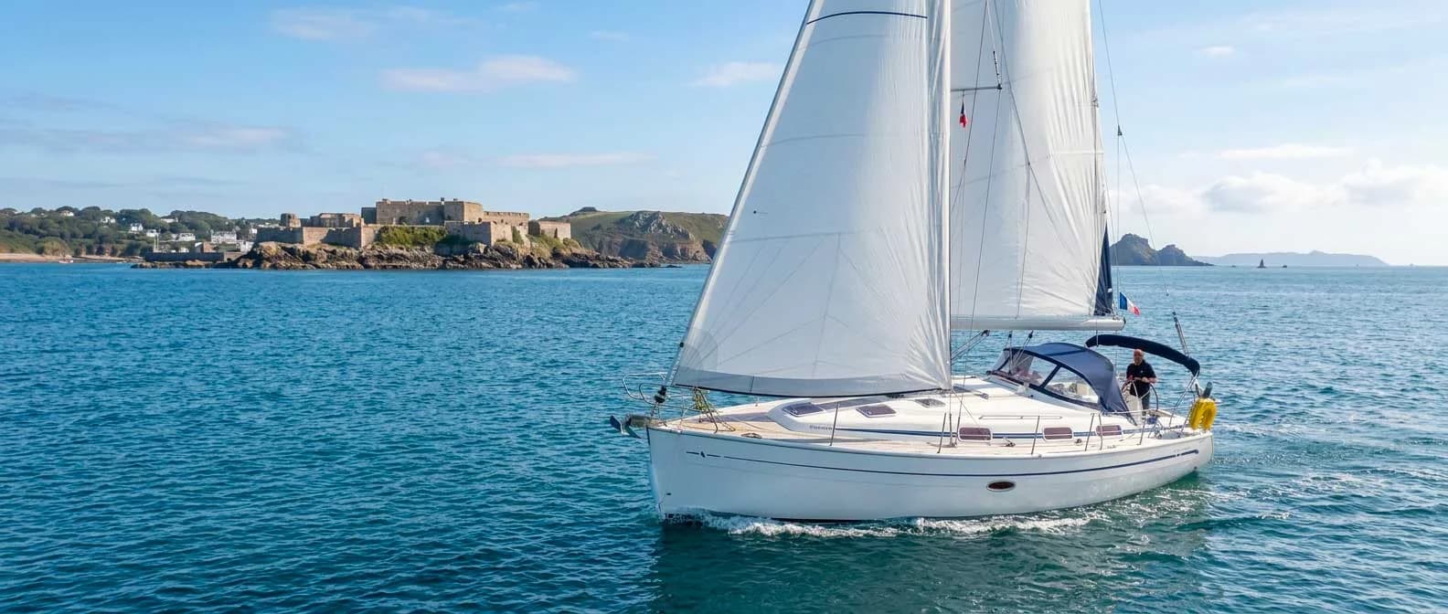 Voilier Bavaria 37 Cruiser en navigation dans la Manche