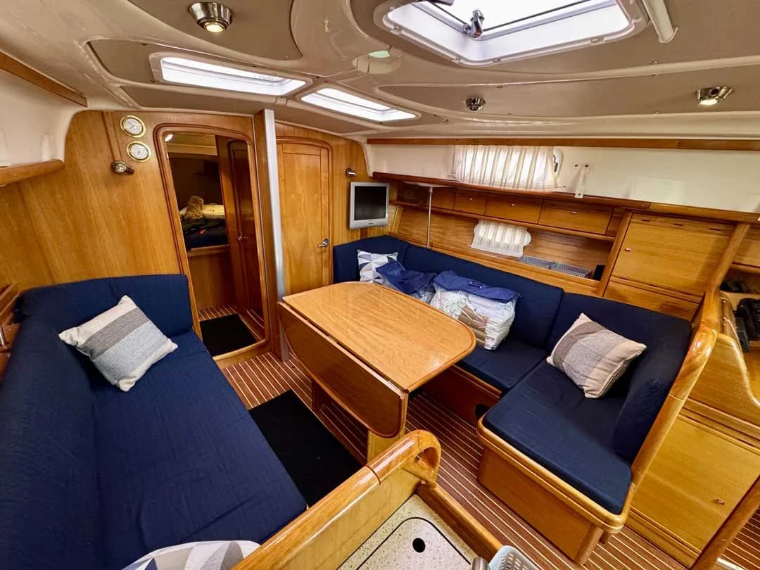 Cuisine et carré du Bavaria 37 Cruiser pour une croisière en Manche