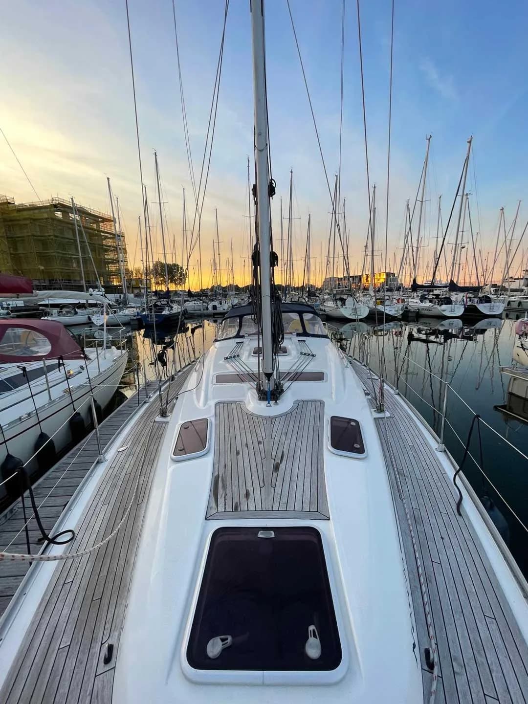 Pont avant du voilier Bavaria 37 Cruiser Nescio